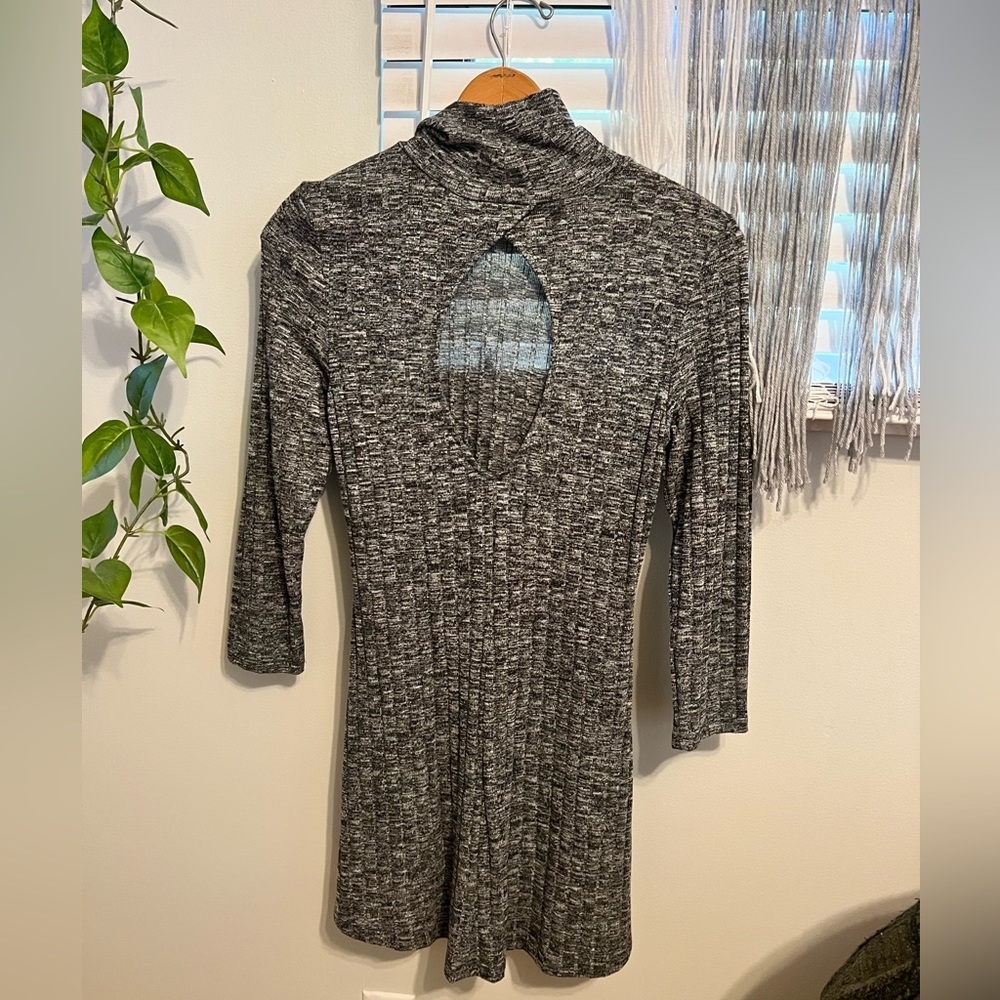 Woman’s Long Sleeve Mock Turtleneck. Open Back. American Eagle. US Size Medium